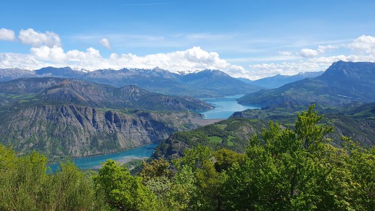 La crête de la scie randonnée vue sur le lac de Serre Ponçon 