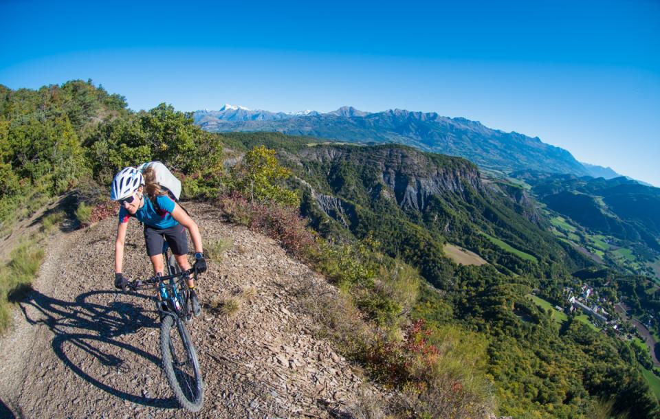 vtt dans les vallées de Serre Ponçon. Microaventure vécue par Laetitia roux pendant le projet be the change. 