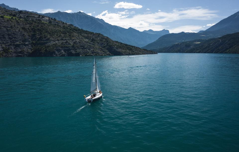 Voilier au lac de Serre Ponçon 