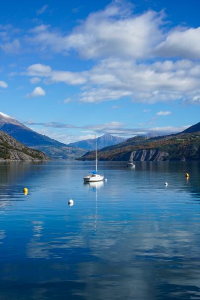 Plage de bois vieux sur le lac de Serre Ponçon en automne 