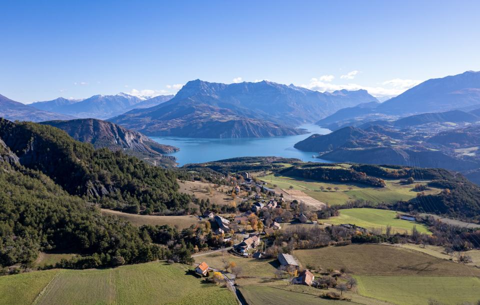Une vue incroyable sur le lac de Serre Ponçon depuis le village de Rousset dans les Hautes Alpes 
