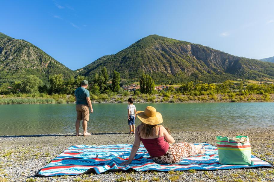 La base de loisirs des 3 lacs, un plan d'eau à proximité de Gap et du lac de Serre Ponçon en bord de Durance parfait pour les familles. 