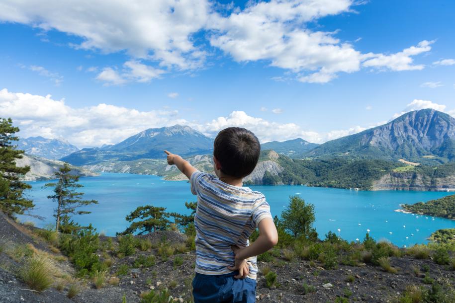Le lac de Serre Ponçon dans les Hautes Alpes une destination magnifique pour des vacances en famille 